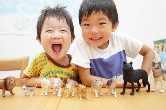 どうぶつフィギュアであそぶこどもたち